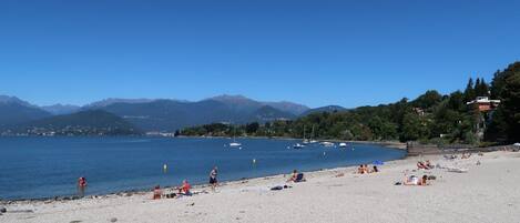 Una spiaggia nelle vicinanze
