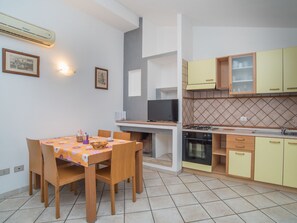 Fridge, oven, cookware/dishes/utensils