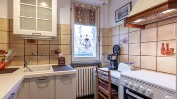 Køleskab, ovn, køkkentøj/tallerkener/redskaber