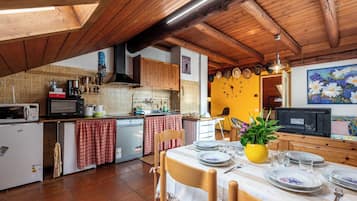 Køleskab, mikrobølgeovn, opvaskemaskine, køkkentøj/tallerkener/redskaber