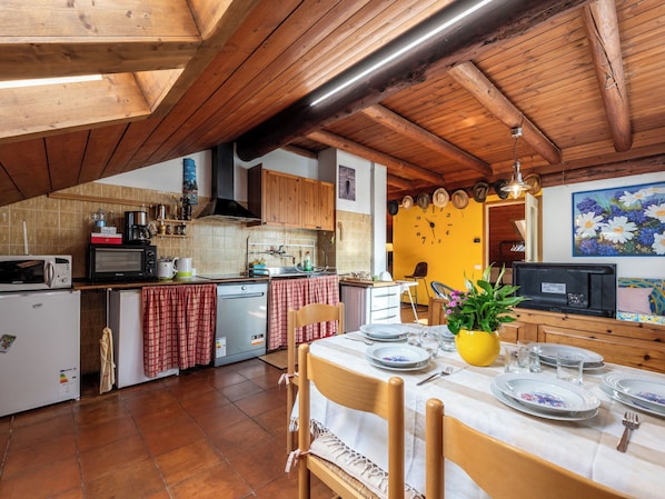 Refrigerador, microondas, lavavajillas y utensilios de cocina