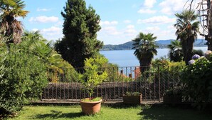 Ein Garten mit Blick auf einen See und Berge.