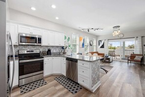 Refrigerador, microondas, horno y parrilla de estufa 