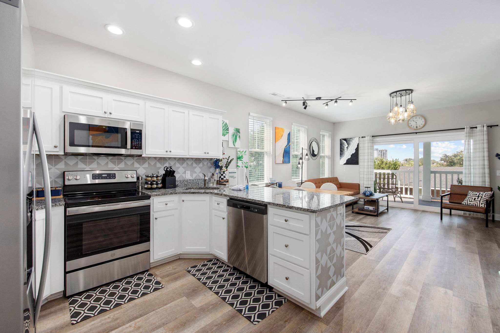 Frigorifero, microonde, forno, piano cottura