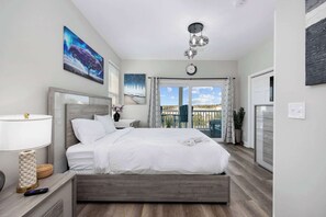 3 soverom, skrivebord, strykejern/-brett og reiseseng for barn