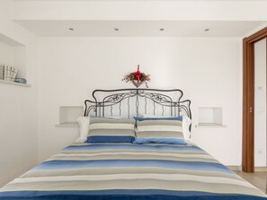 2 bedrooms, iron/ironing board, WiFi