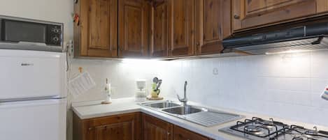Refrigerador, microondas, tostadora, silla alta para bebés
