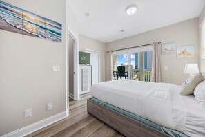 4 bedrooms, iron/ironing board, Internet, bed sheets - Sunshine Derby-1 Block to Beach-Garage EV Charger (Myrtle Beach)