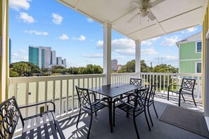 Outdoor dining - Sunshine Derby - 1 Block to Beach-  Garage EV Cha (Myrtle Beach)