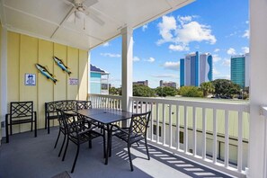 Outdoor dining - Sunshine Derby - 1 Block to Beach-  Garage EV Cha (Myrtle Beach)