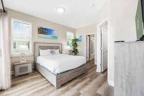 3 bedrooms, desk, iron/ironing board, WiFi - Sunshine Derby - 1 Block to Beach-  Garage EV Cha (Myrtle Beach)