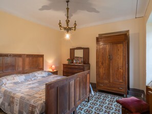 4 bedrooms, iron/ironing board, WiFi