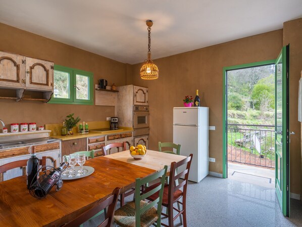 Fridge, oven, dishwasher, toaster
