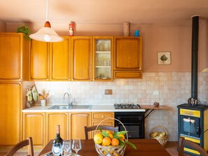 Réfrigérateur, four, batterie de cuisine, vaisselle et ustensiles