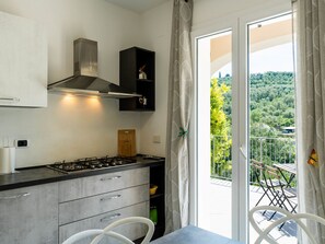 Een koelkast, een oven, een vaatwasser, een broodrooster