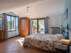 9 bedrooms, desk, internet