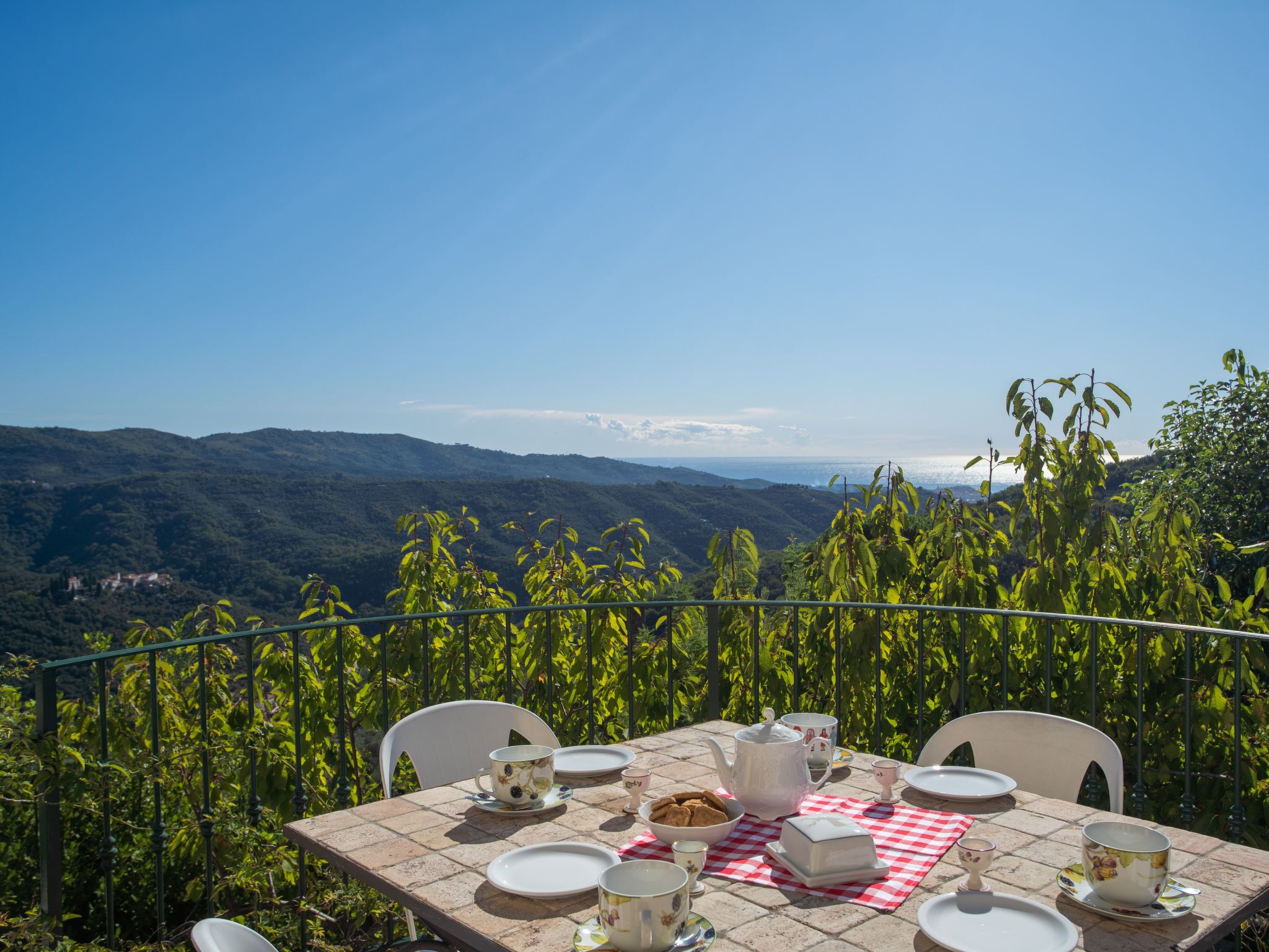 Ein Tisch für zwei mit Blick auf Berge und einen klaren Himmel.