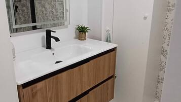 Secador de pelo y toallas