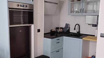 Frigorífico, microondas, horno y placa de cocina