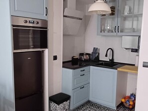 Kühlschrank, Mikrowelle, Ofen, Herdplatte