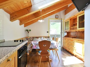 Køleskab, ovn, opvaskemaskine, køkkentøj/tallerkener/redskaber