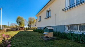 Property grounds - Renovated Townhouse in Argy: Private Garden, Game Room, Near Château and ZooParc de Beauval (Argy)