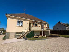 Exterior - Renovated Townhouse in Argy: Private Garden, Game Room, Near Château and ZooParc de Beauval (Argy)