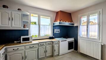 Kylskåp, mikrovågsugn och diskmaskin