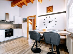 Een koelkast, een oven, een vaatwasser, een broodrooster