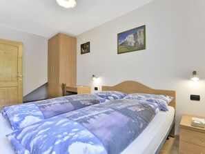 2 bedrooms, iron/ironing board, internet