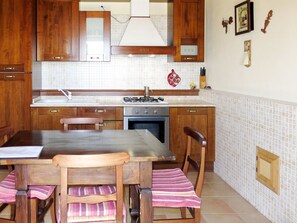 Réfrigérateur, four, batterie de cuisine, vaisselle et ustensiles