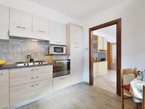 Kühlschrank, Ofen, Geschirrspüler, Kochgeschirr/Geschirr/Besteck