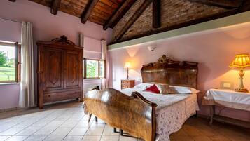 1 camera, una scrivania, Wi-Fi