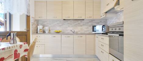 Frigorifero, forno, lavastoviglie, pentole/stoviglie/utensili