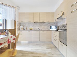 Kühlschrank, Ofen, Geschirrspüler, Kochgeschirr/Geschirr/Besteck