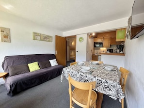 TV - Cozy 2-Room Cabin Apartment in Praz Sur Arly, Close to Ski Lifts, Sleeps 5, Parking Included (Praz-sur-Arly)