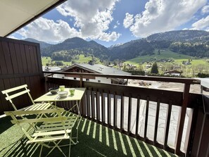 Outdoor dining - Cozy 2-Room Cabin Apartment in Praz Sur Arly, Close to Ski Lifts, Sleeps 5, Parking Included (Praz-sur-Arly)