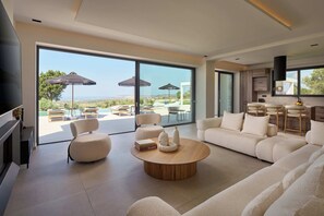 Smart TV, chimenea, videojuegos y tenis de mesa