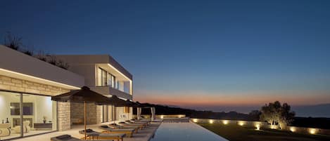Una piscina techada, una piscina al aire libre