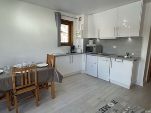 Micro-ondes, plaque de cuisson, lave-vaisselle, cafetière/bouilloire