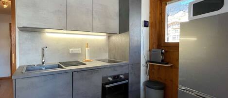 Réfrigérateur, micro-ondes, four, lave-vaisselle