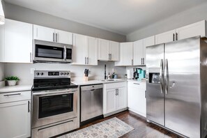 Réfrigérateur, four à micro-ondes, un four, surface de cuisson