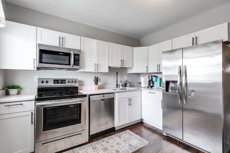 冷蔵庫、電子レンジ、オーブン、コンロ. Spacious 6BR Family Sleeps Groups Parking