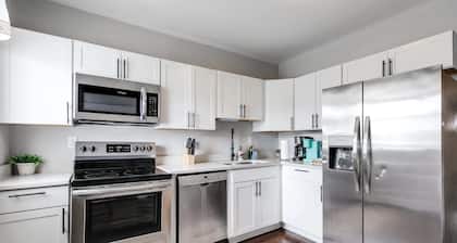 Spacious Carytown Home: 6BR, Free Parking!