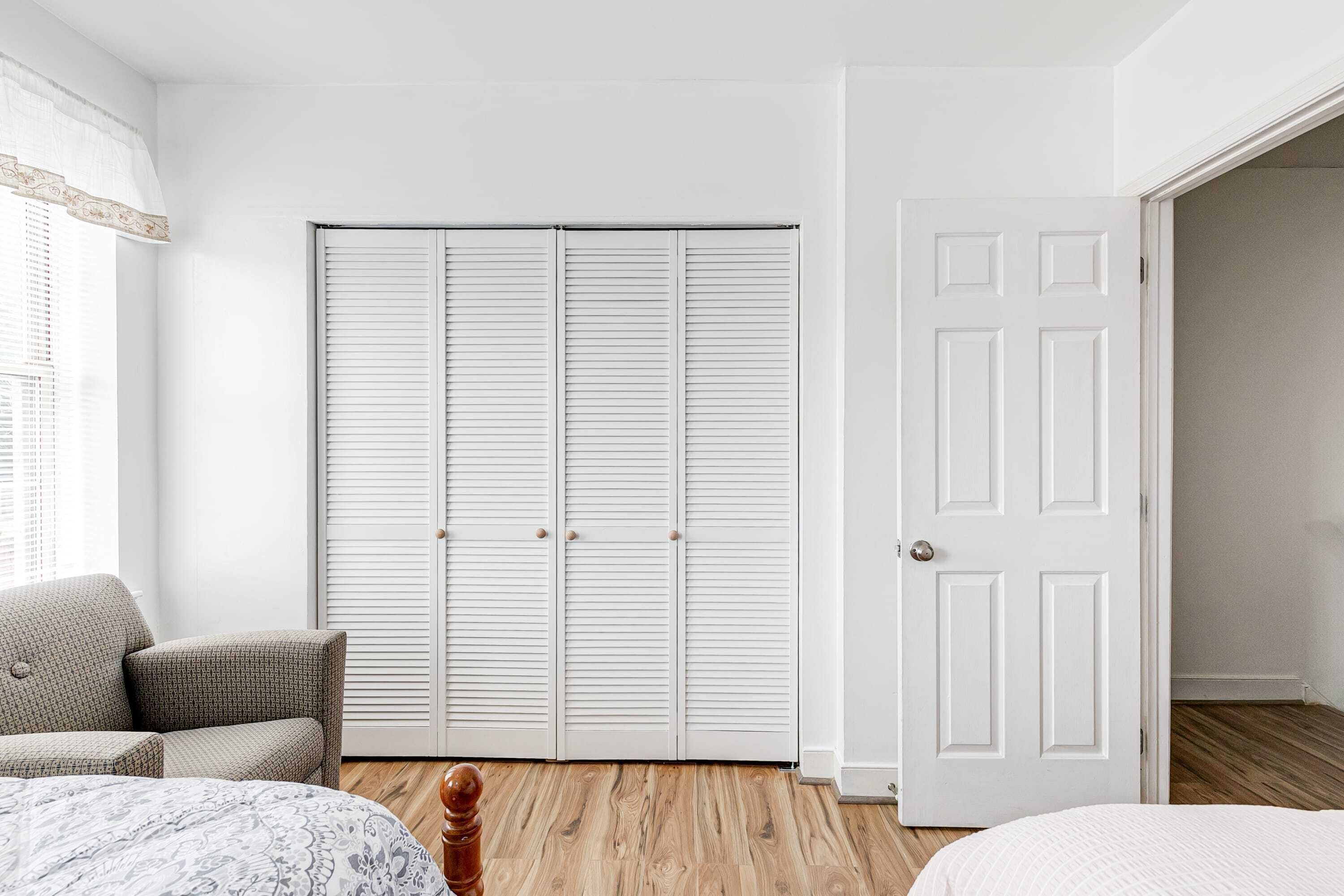 6 bedrooms, desk, iron/ironing board, travel crib