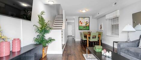 Una televisión, libros