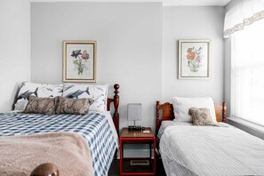6 chambres, bureau, fer et planche à repasser, lit de bébé portatif