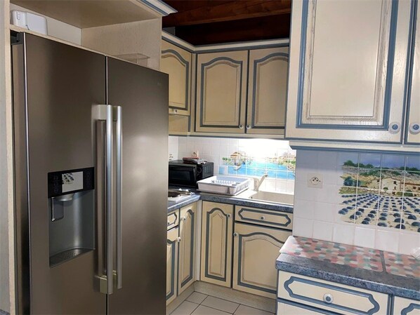 Een koelkast, een microgolfoven, een oven, een kookplaat