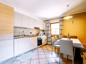 Kühlschrank, Mikrowelle, Ofen, Geschirrspüler