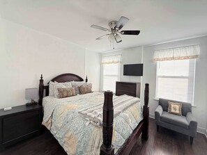 3 bedrooms, desk, iron/ironing board, WiFi - Carytown Home/Free Parking/Fenced Yard/Family-Friendly/4TVs (Richmond)